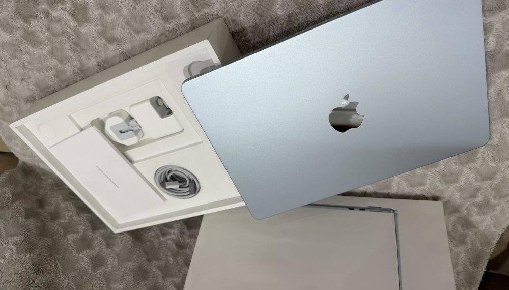 إعلان عن ماك بوك اير M4