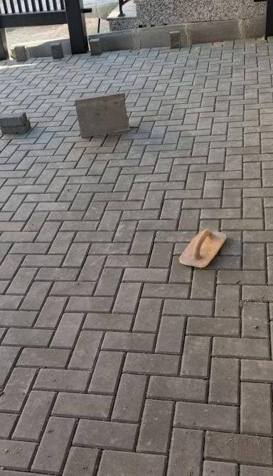 إعلان عن تركيب جميع انواع البلاط المتداخل مع المواد ثيل صناعي صب موذاييك