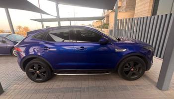 إعلان عن جاكوار e pace ازرق