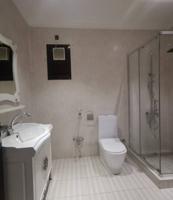 إعلان عن للايجار شقة ٣ غرف وغرفة خا دمة تشطيب ديلوكس شتراط كهربا مصعد