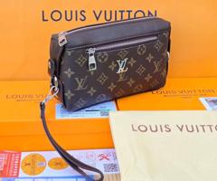 إعلان عن اقوى تشكيله شنط يد رجاليه الدرجه الاولى 2025