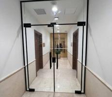 إعلان عن فني زجاج