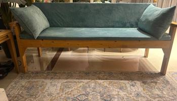 إعلان عن كراسي خشب مع اسفنج ٤ كراسي بدون طاولات