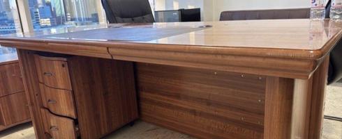 إعلان عن مكتب نظيف جدا استعمال بسيط جدا سعر الشراء ١٠٠٠ دينار سعر البيع ٣٠٠ دين