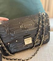 إعلان عن جنطة جيفنشي