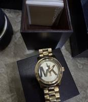 إعلان عن ساعة مايكل كورس نسائيه