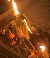 إعلان عن للبيع فحم وحطب مشروط