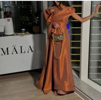 إعلان عن للبيع اربع فساتين كل فستان مكتوب سعره والمحل