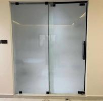 إعلان عن فني زجاج