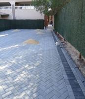 إعلان عن معلم بلاط متداخل