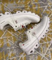 إعلان عن جوتي on cloud X Loewe ابيض