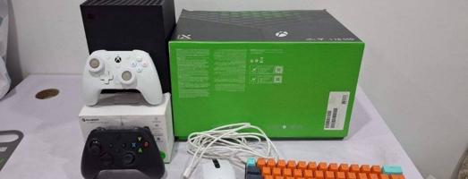 إعلان عن اكسبوكس سيريس اكس مع يد احترافية ويده الأصلية قيرها اليسار مكسور ويجي