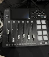 إعلان عن مكسر RODECaster Pro II - اسود + استاند مع مايك