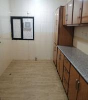 إعلان عن للإيجار شقة ٣ غرف وغرفة مستخدم و٢ حمام ومطبخ وصاله مصعد الوحيده بالدو