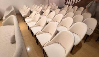 إعلان عن تاجير كراسي مخمل  و كنبات مع طاولاتهم -دي جي -كوش -تصوير -فاليه -زينه