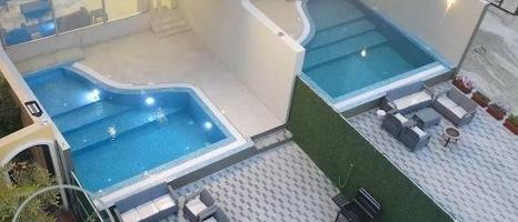 إعلان عن شاليه يال ٢٠٢٥ صف اول واجهه بحريه زجاج بالكامل