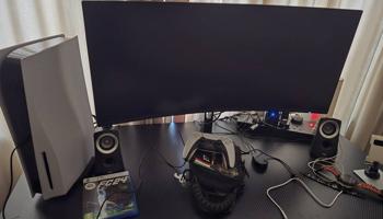 إعلان عن للبيع بليستيشن ٥ مع شاشه ٣٤ بوصه