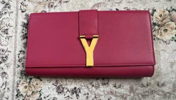 إعلان عن قطعة كلاسيكية نادرة: كلاتش YSL Saint Laurent فوشيا - بحالة ممتازة جدًا