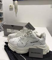 إعلان عن حذاء بالنسياغا فقط استعمال مرتين حاله جيده جداجدا