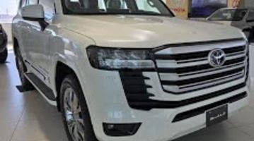 إعلان عن لاندكروزر 2025 شبه اصفار اللون ابيض تون تيربو الفل  جي اكس ار ايرو اس