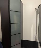 إعلان عن خزانة ملابس