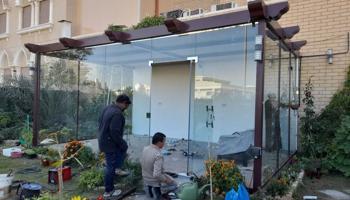 إعلان عن فني زجاج ومرايا