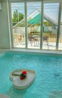 إعلان عن استراحة بمسبح داخلي فخمة