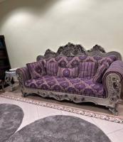 إعلان عن ديوانية حفر ملكي وجه مخمل محفور نظيف جداً وبحالة ممتازة مع طاولتين خشب