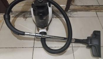 إعلان عن مكنسة كهربائية حديثة وصغيرة ماركة Midea