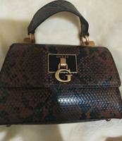 إعلان عن شنطة (جس) شكل جلد الحية لونها جميل