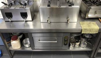 إعلان عن معدات مطعم و مطبخ للبيع اسواق القرين