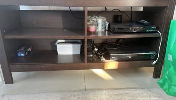 إعلان عن طاولة تلفزيون