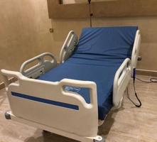 إعلان عن سرير طبي كهربائي 8 وضعيات مع طاولة