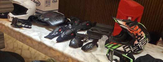 إعلان عن بيعه سريعه اكسسوارات سيكل بر و خوذتين و نظراتين للتواصل واتس اب فقط