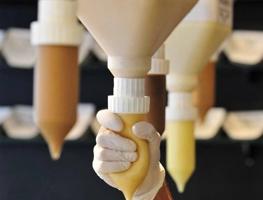 إعلان عن علبة الصوص المعلقة