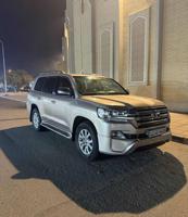 إعلان عن للبيع لاند كروزر ذهبي ٢٠١٧