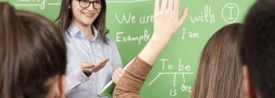 إعلان عن معلمه اولي لغه إنجليزيه لجميع الصفوف  الدراسيه مدارس اللغات والامريكيه