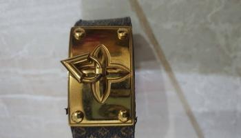 إعلان عن سواره ماركة LV