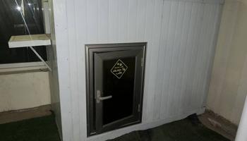 إعلان عن البيع قفص ساندوج بانل استعمال٤ شهور و عازل و شفاط و ليت قابل للمساومه