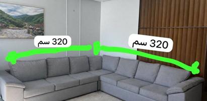 إعلان عن كنبة زاوية مع كوشيات